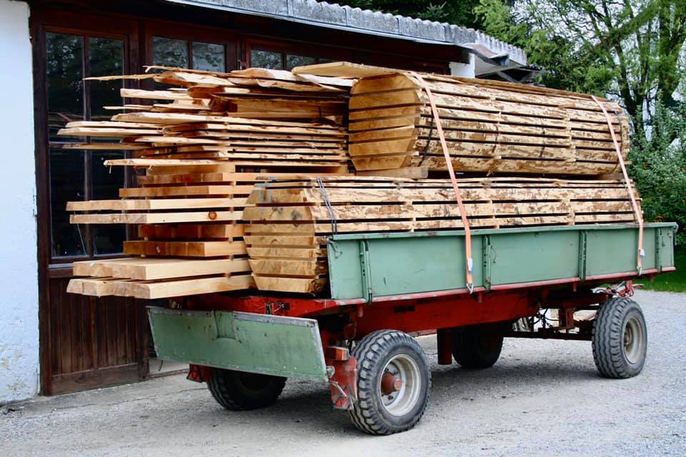 Holz auf Anhänger